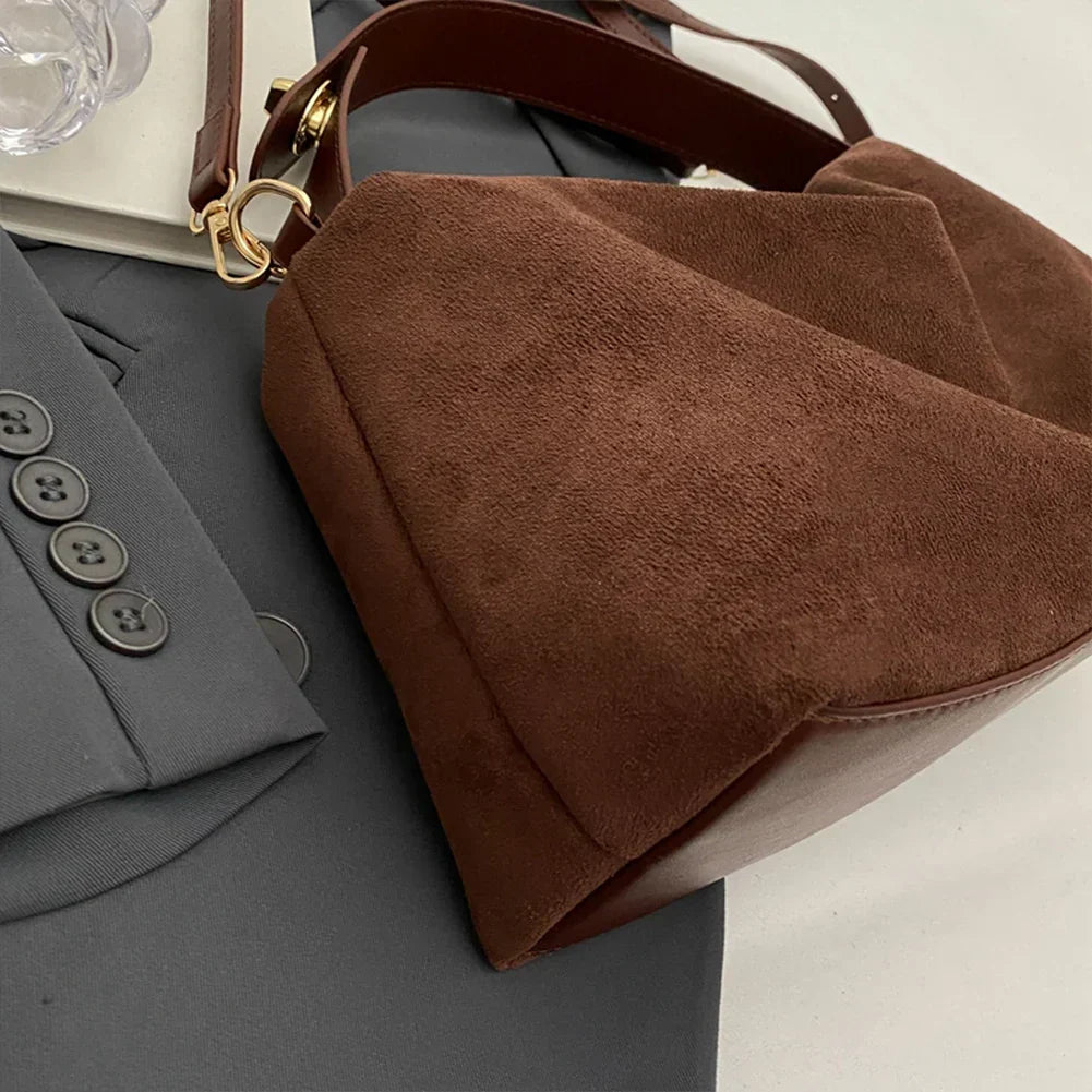 Elira Stockholm™ | Lyxig Suede Handväska