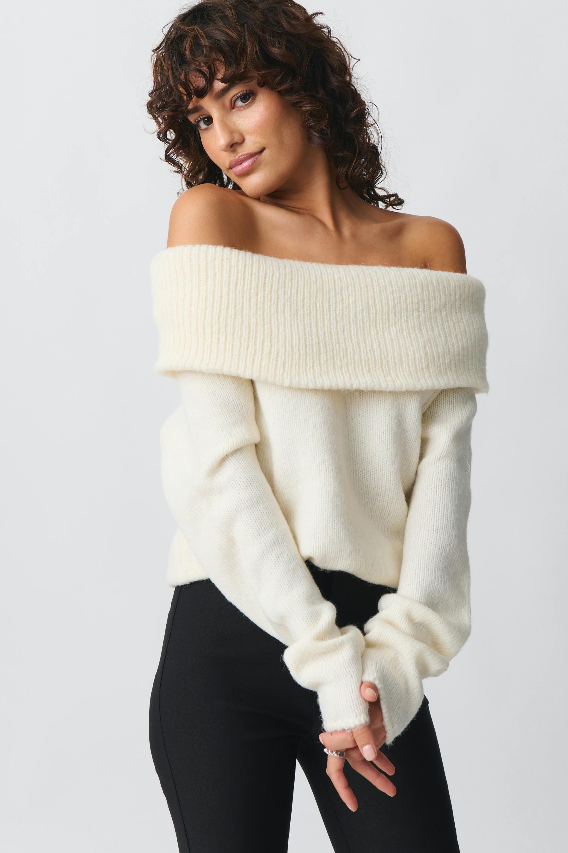 Elira Stockholm™ |  Conform Off-Shoulder Tröja