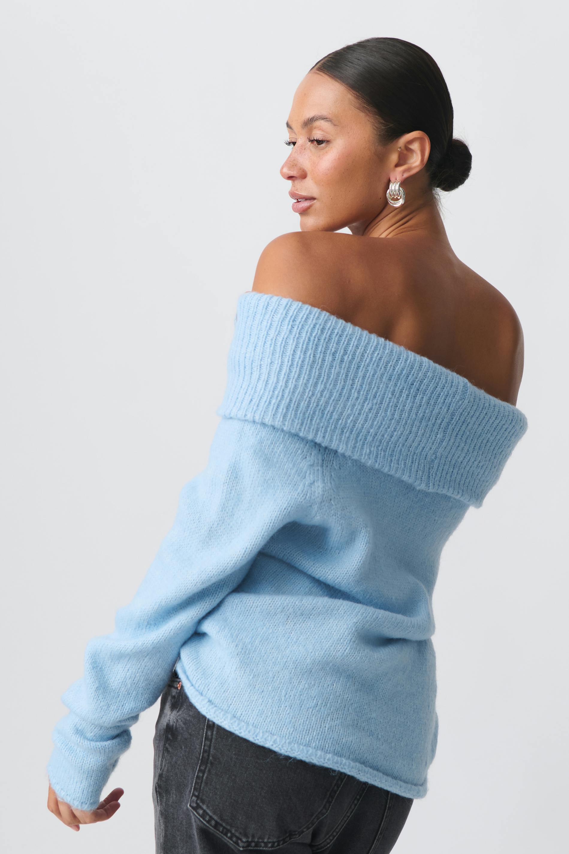 Elira Stockholm™ |  Conform Off-Shoulder Tröja